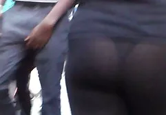 البني النجم الكبير التمثال ، وشرب سكس سعودي قصير كوب من الاثنين